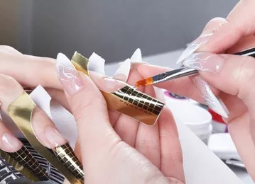 Maestru de manichiură și extensie de unghii