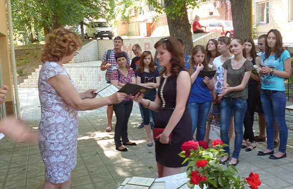 Вручение дипломов выпускникам